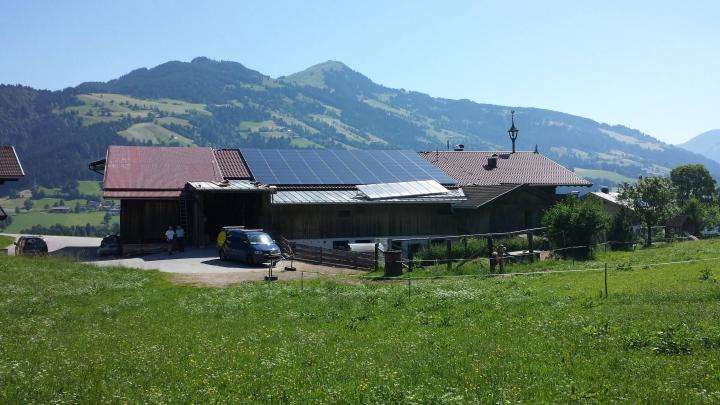 Photovoltaik Anlage bei einem Bauernhof in Tirol.